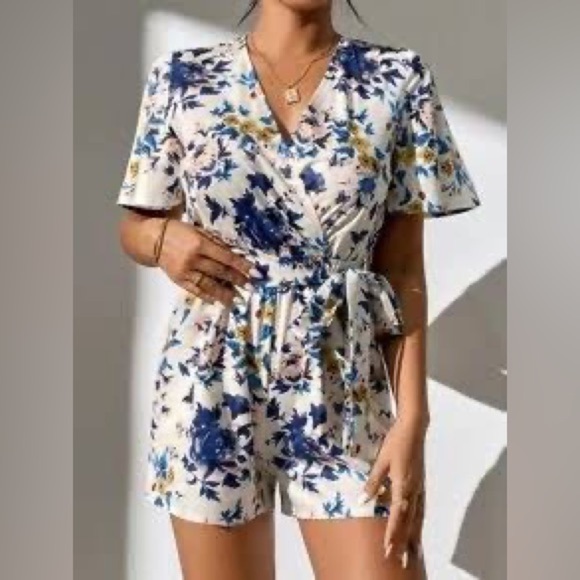 Shein floral print butterfly sleeve belted romper med/6 - Picture 5 of 5